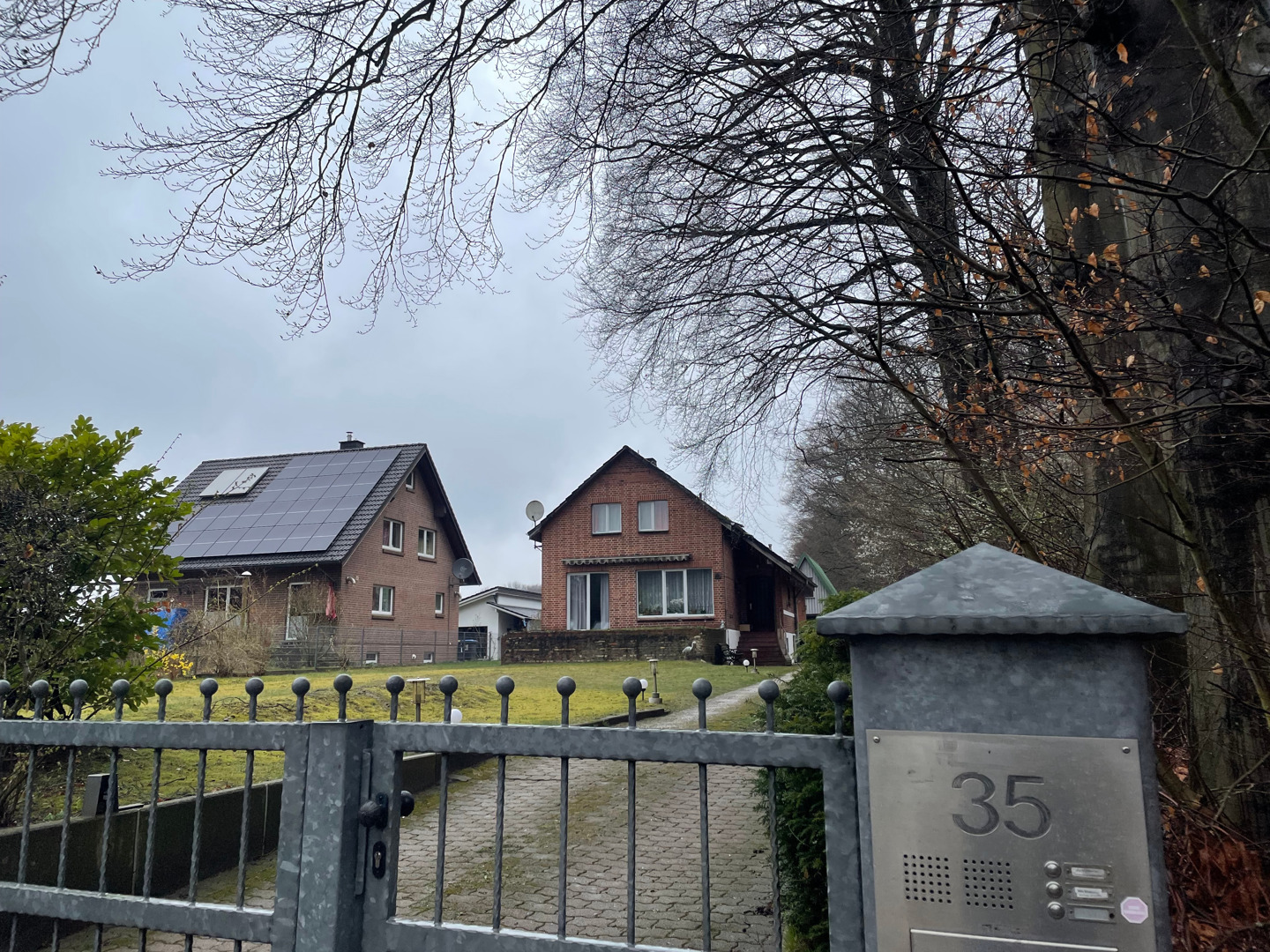 Zweifamilienhaus mit 6 Zimmern in exklusiver Lage direkt am Naturschutzgebiet "Dalbekschlucht"