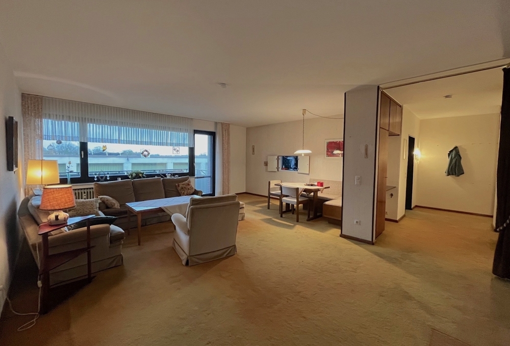 KEINE KÄUFERPROVISION 
3-ZIMMER-HOCHPARTERRE-WHG., TAGESLICHTBAD, GÄSTE-WC, BALKON + EINZELGARAGE !