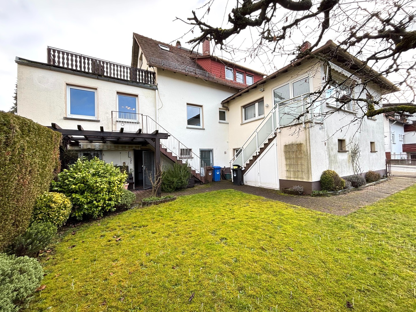 Provisionsfrei: 2-Familienhaus, Praxis, Garten, 3 Garagen, 7 Stellplätze