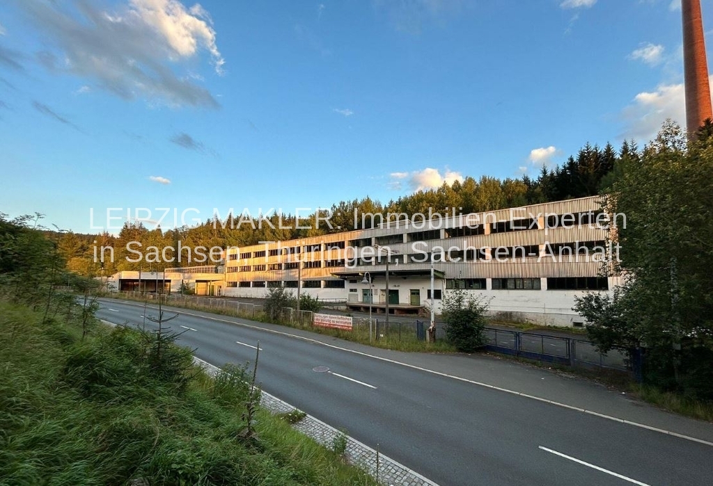 Mehrgeschossige Gewerbehalle mit ca. 6.000 m² Nutzfläche und großem Grundstück (16.838 m²), flexibel nutzbar