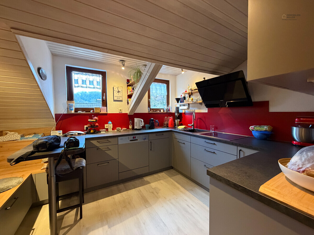 Ruhige 3-Zimmer-Dachgeschosswohnung mit Balkon & Carport – Kapitalanlage mit Potenzial