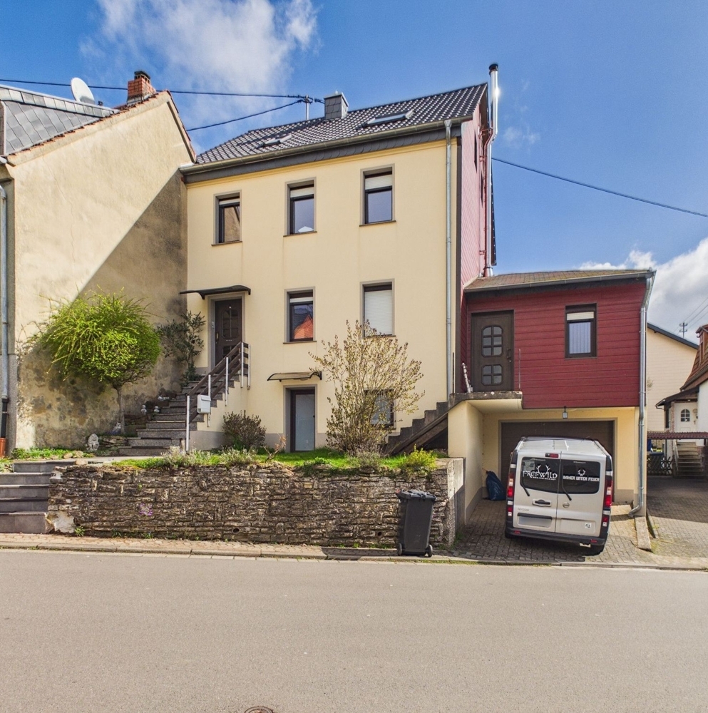 Urexweiler: Charmantes 1-2-Familienhaus mit 169 m²  Wohnfläche, saniert 2022, mit Garten und Garage