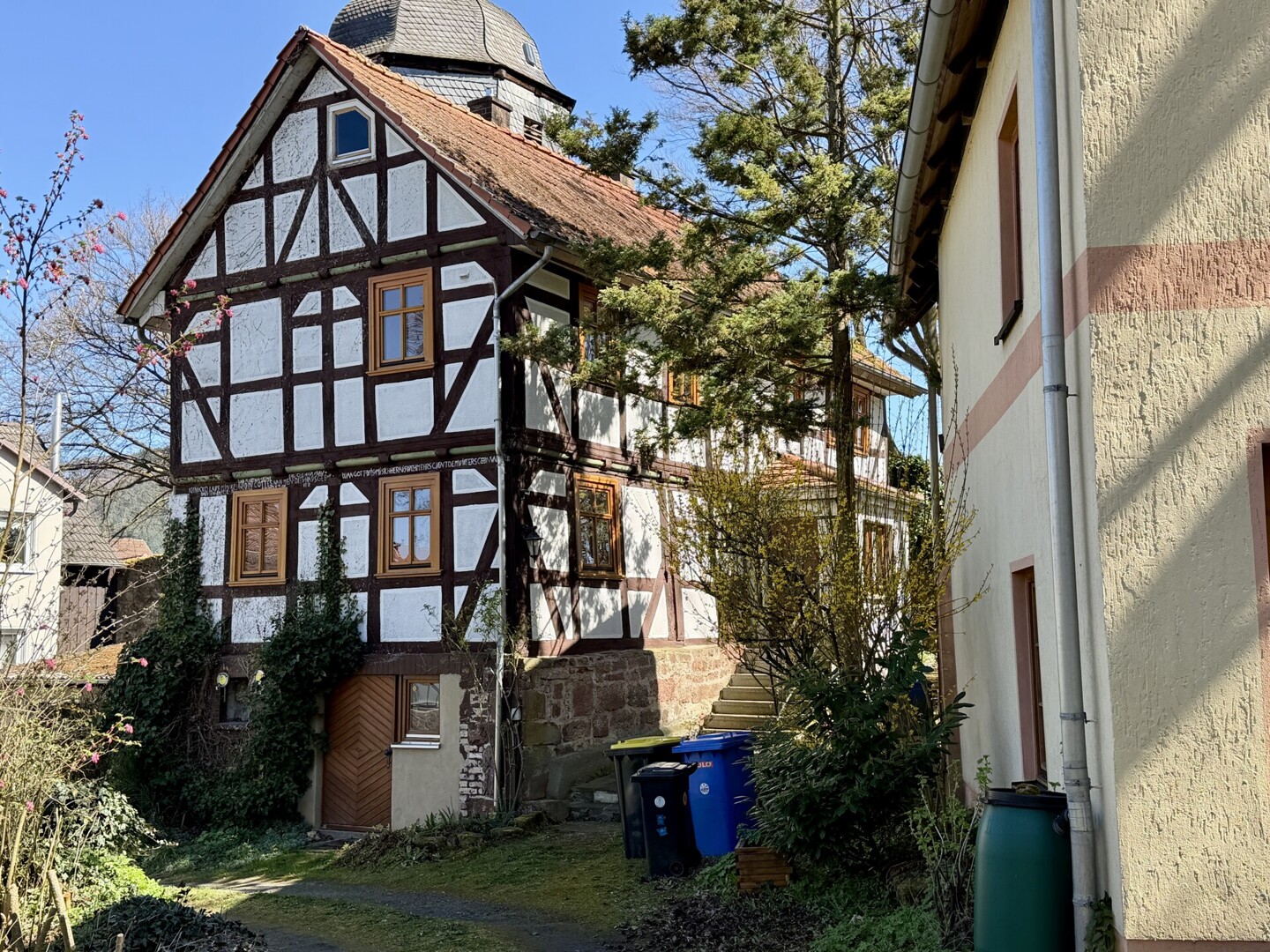 Historisches Wohnhaus mit Nebengebäude und Entwicklungschancen in Bad Zwesten OT!