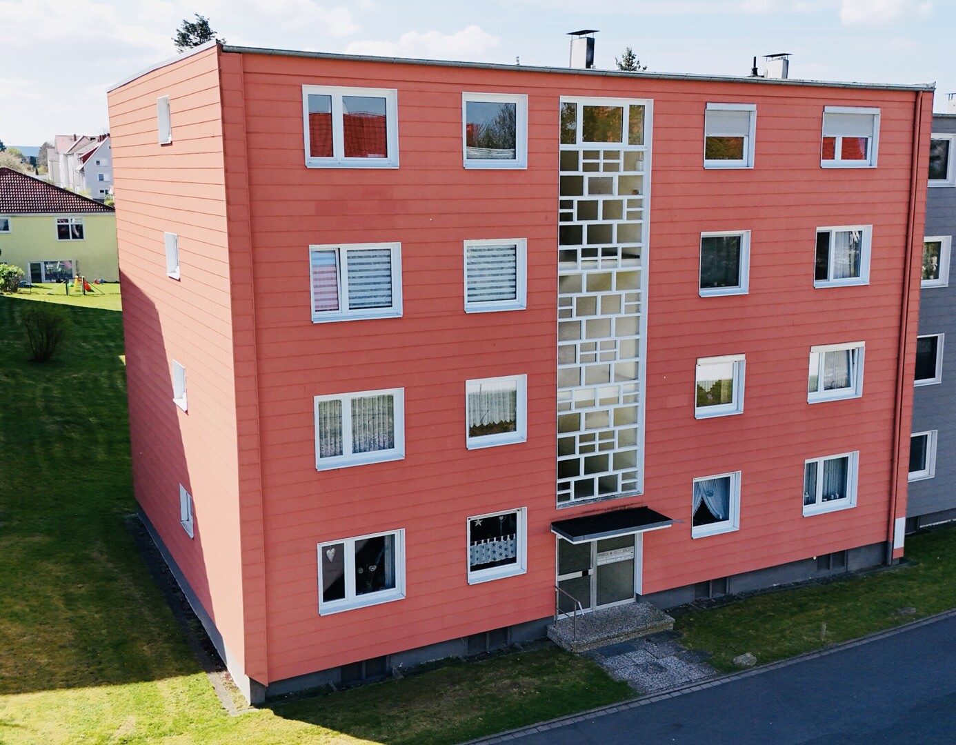 Sonnige, komplett renovierte 4-Zimmer-Wohnung mit großem Balkon und Garage in Northeim