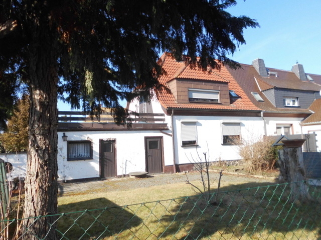 Kleines Häuschen mit großem Grundstück in Siedlungslage