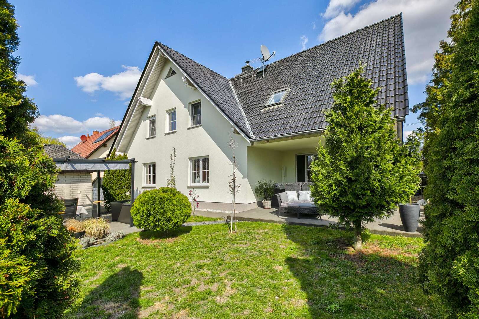 Einfamilienhaus mit gehobener Ausstattung, liebevoll angelegtem Garten, Terrassen & Doppel-Carport