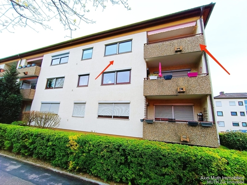 Solide Wohnung mit Balkon und Garage, zentrale Lage. Sofort frei.