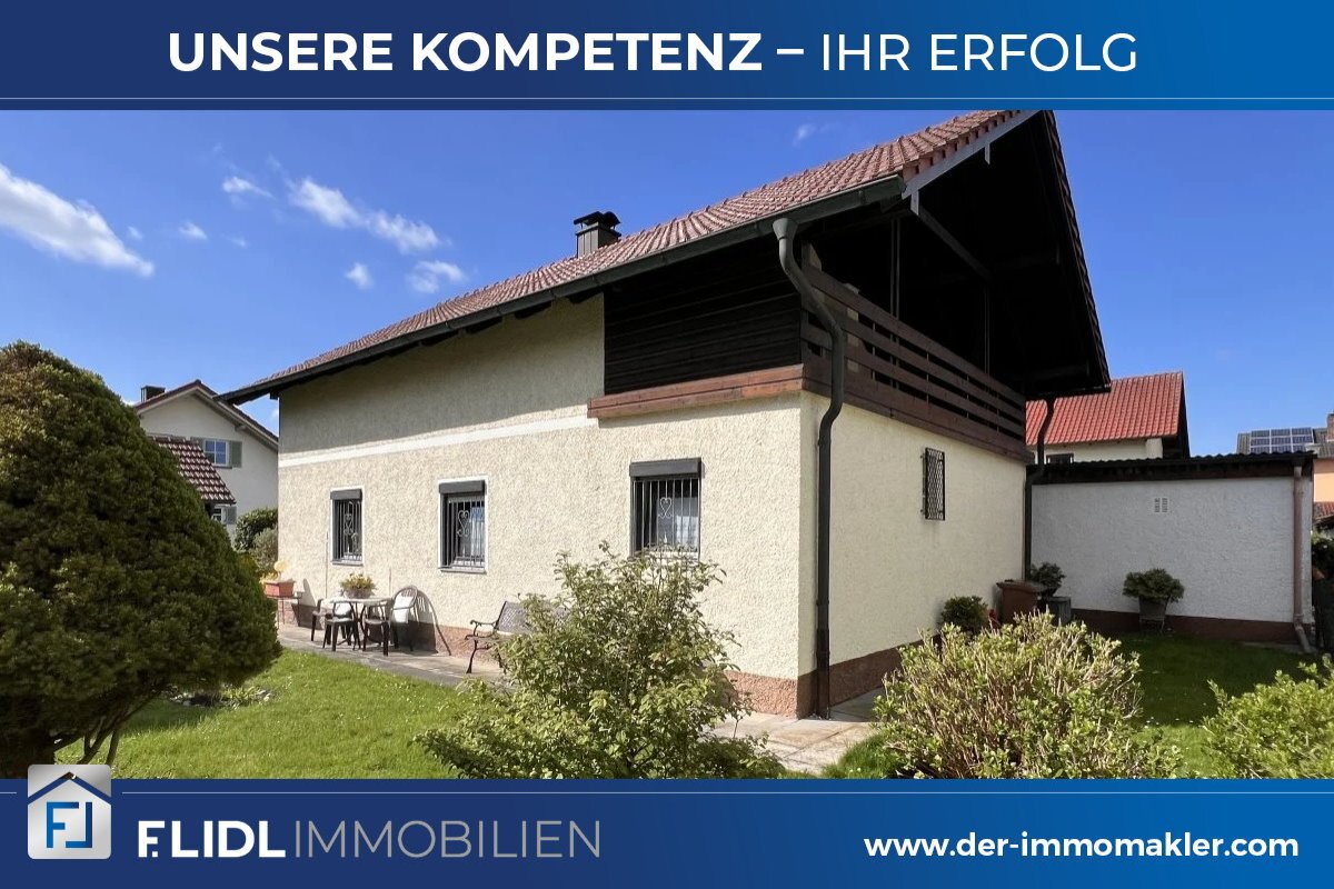Älteres Einfamilienhaus mit Garten und Garage