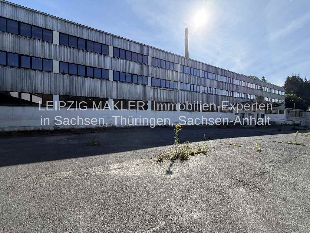 Mehrgeschossige Gewerbehalle mit ca. 6.000 m² Nutzfläche und großem Grundstück (16.838 m²), flexibel nutzbar