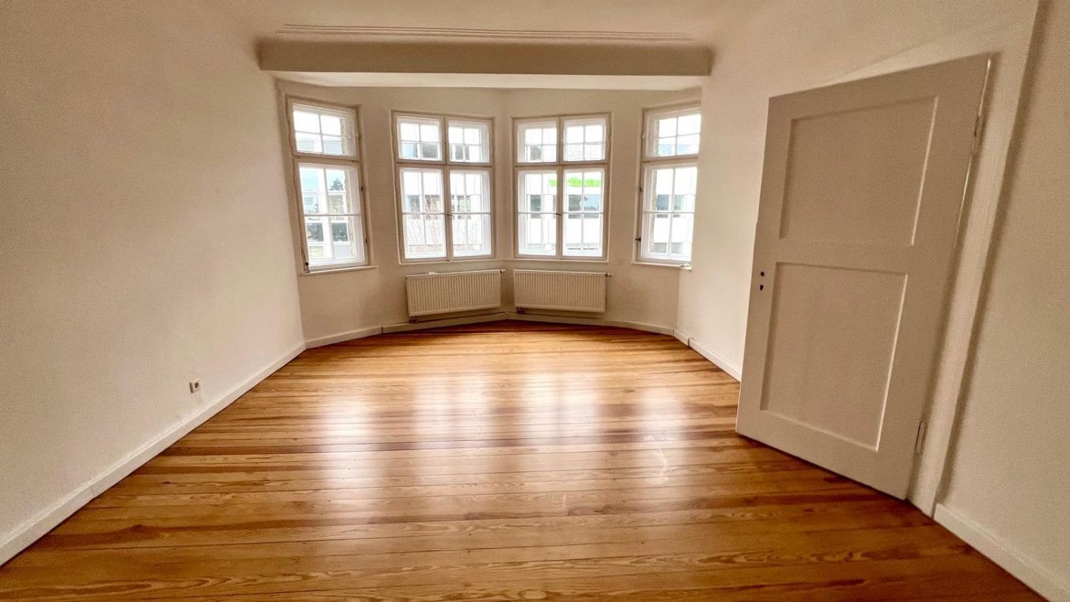 Repräsentative 4-Zimmer-Altbauwohnung mit Balkon – Großzügiges Wohnen im Denkmalobjekt