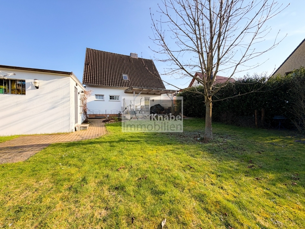 Familienzuhause mit Vollkeller & zwei Garagen in ruhiger Wohnlage!