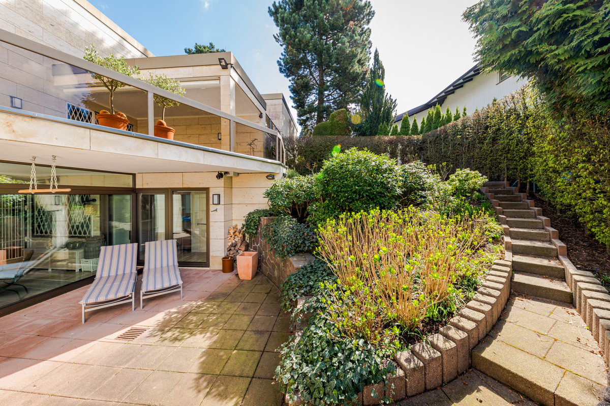 LUXURIÖSES  HAUS IN HAUS ANWESEN MIT INDOOR-POOL IN TOPLAGE VOM KÖNIGSTEINER  JOHANNISWALD