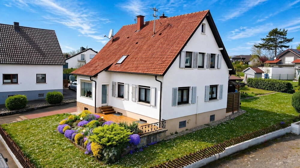 Charmantes Ein-bis Zweifamilienhaus mit schönem Garten, große Garage mit 
Anbau und Gartensauna!