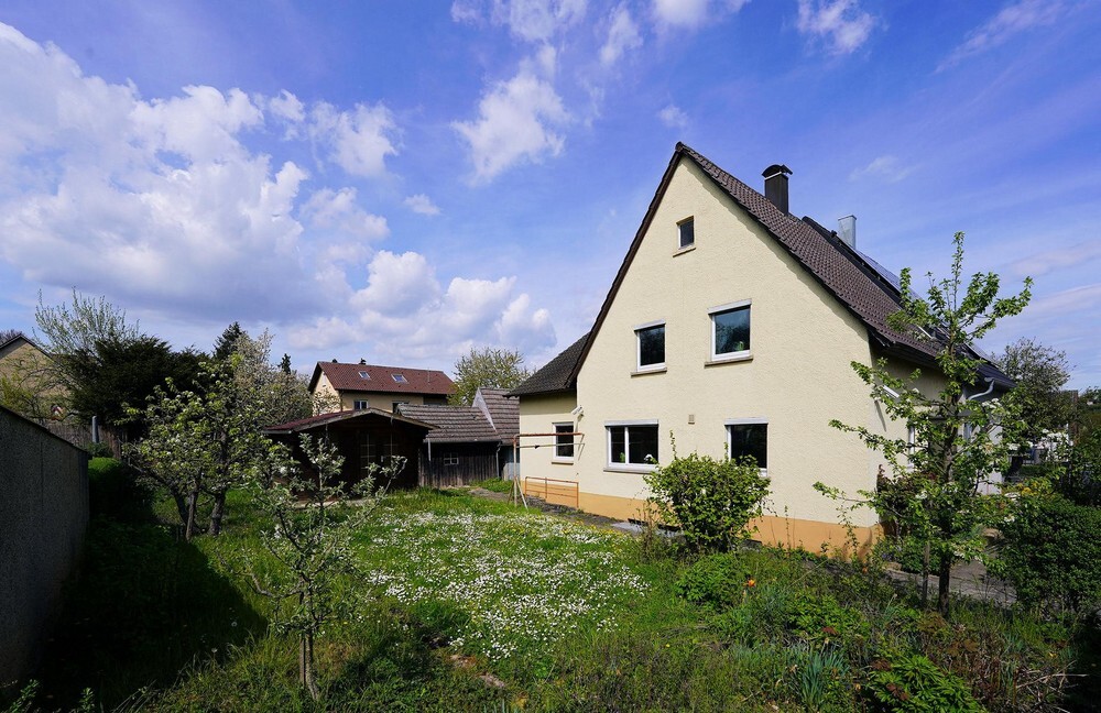 Charmantes Doppelhaus mit viel Platz, Nebengebäuden und großem Garten – ideal für kreative Ideen!