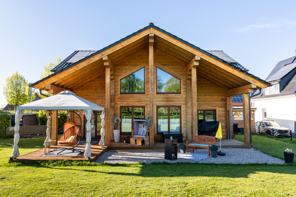 Blockbohlen-Holzhaus: gute Erreichbarkeit mit einem Rückzugsort im Grünen (Provisionsfrei f. Käufer)