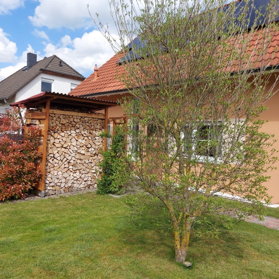 Immobilien-lindstedt.de / HOCHWERTIGES EINFAMILIENHAUS MIT GROßEM GRUNDSTÜCK UND AUTARKER ENERGIE
