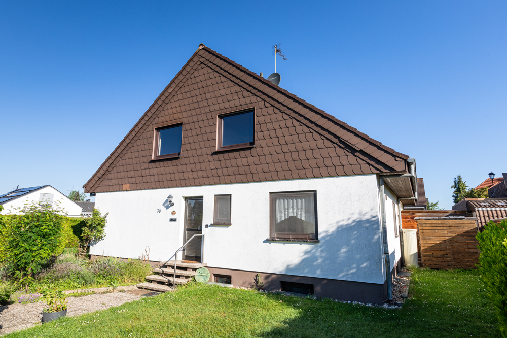 Doppelhaushälfte in Werl-Holtum mit Garten und Garage auf Erbpacht.
