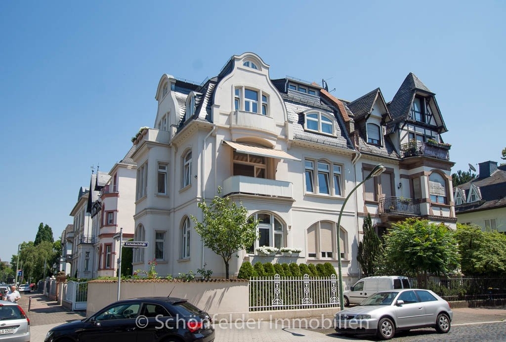 Top sanierter Stilaltbau mit hohen Decken und Sonnen-Balkon