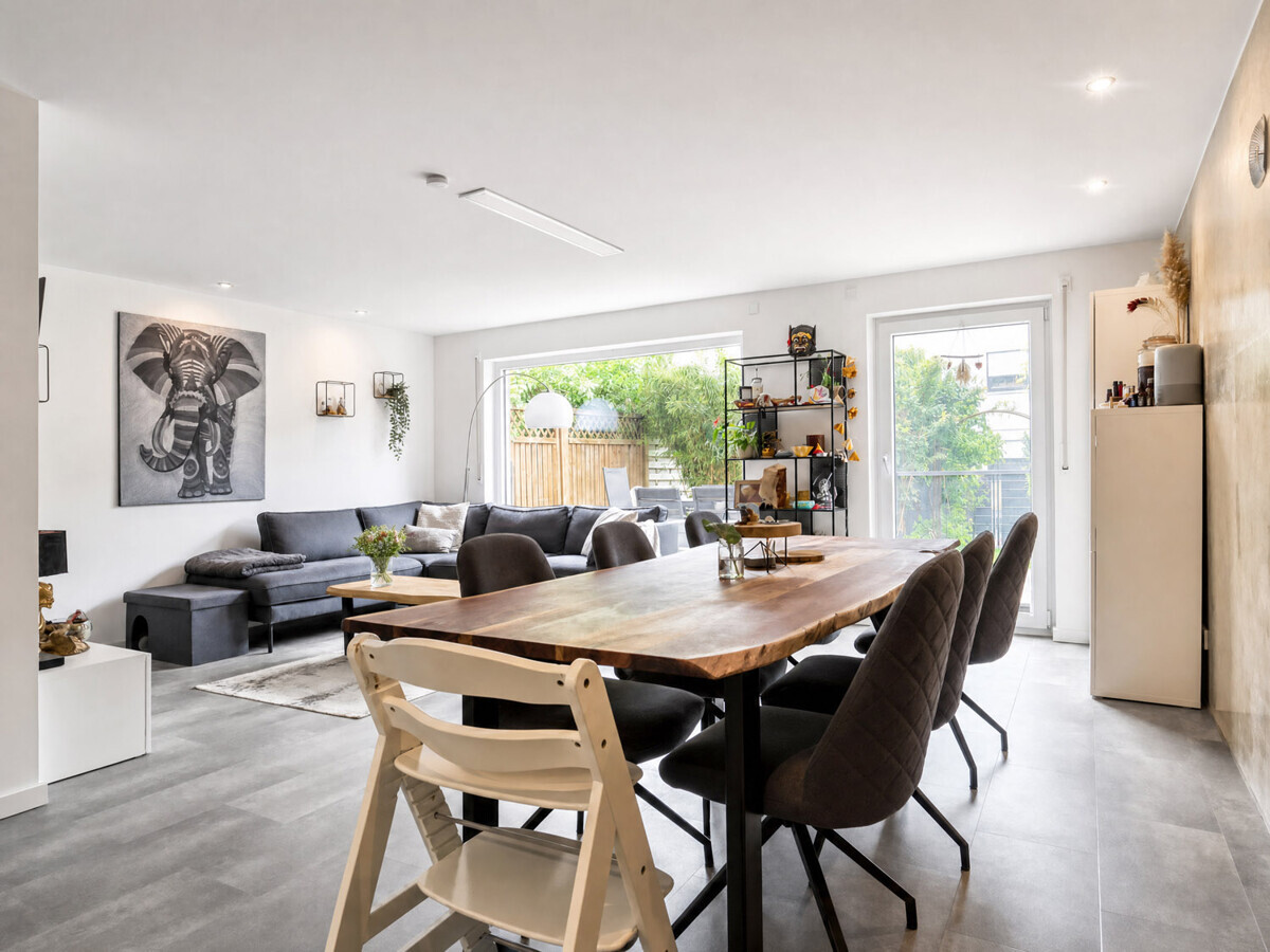 Modernisiertes Familienhaus mit Garten, Garage und lichtdurchflutetem Dachstudio in ruhiger Lage!