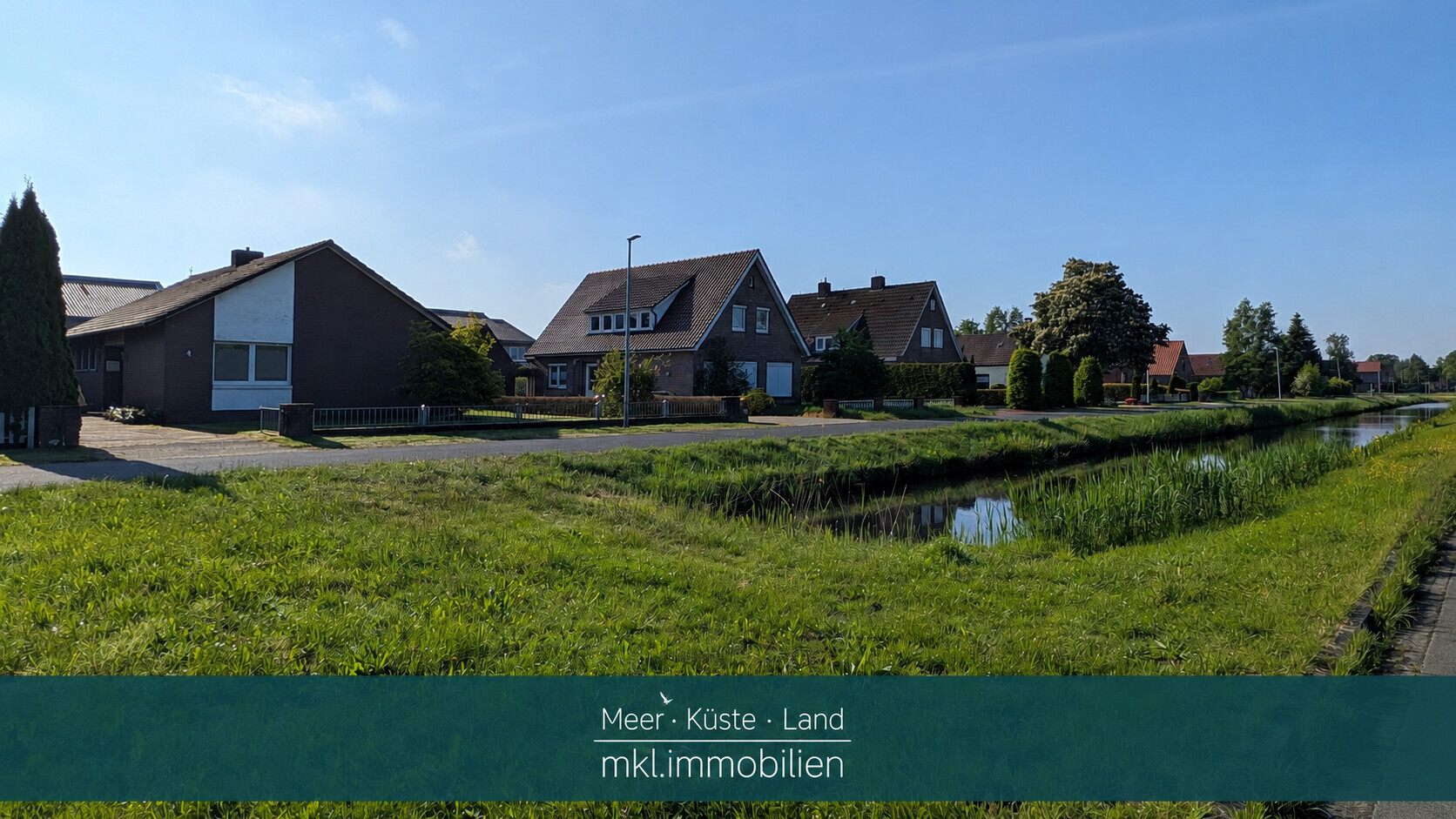 Wohnen am Wasser | Stilvoller Bungalow in traumhafter Kanallage von Ostrhauderfehn