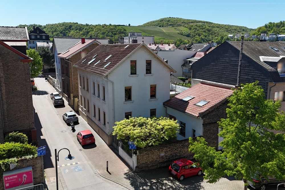 Zweifamilienhaus mit Hof und kleiner Werkstatt