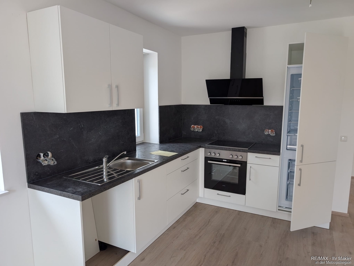 ERSTBEZUG nach komplett Sanierung mit Einbauküche und Balkon