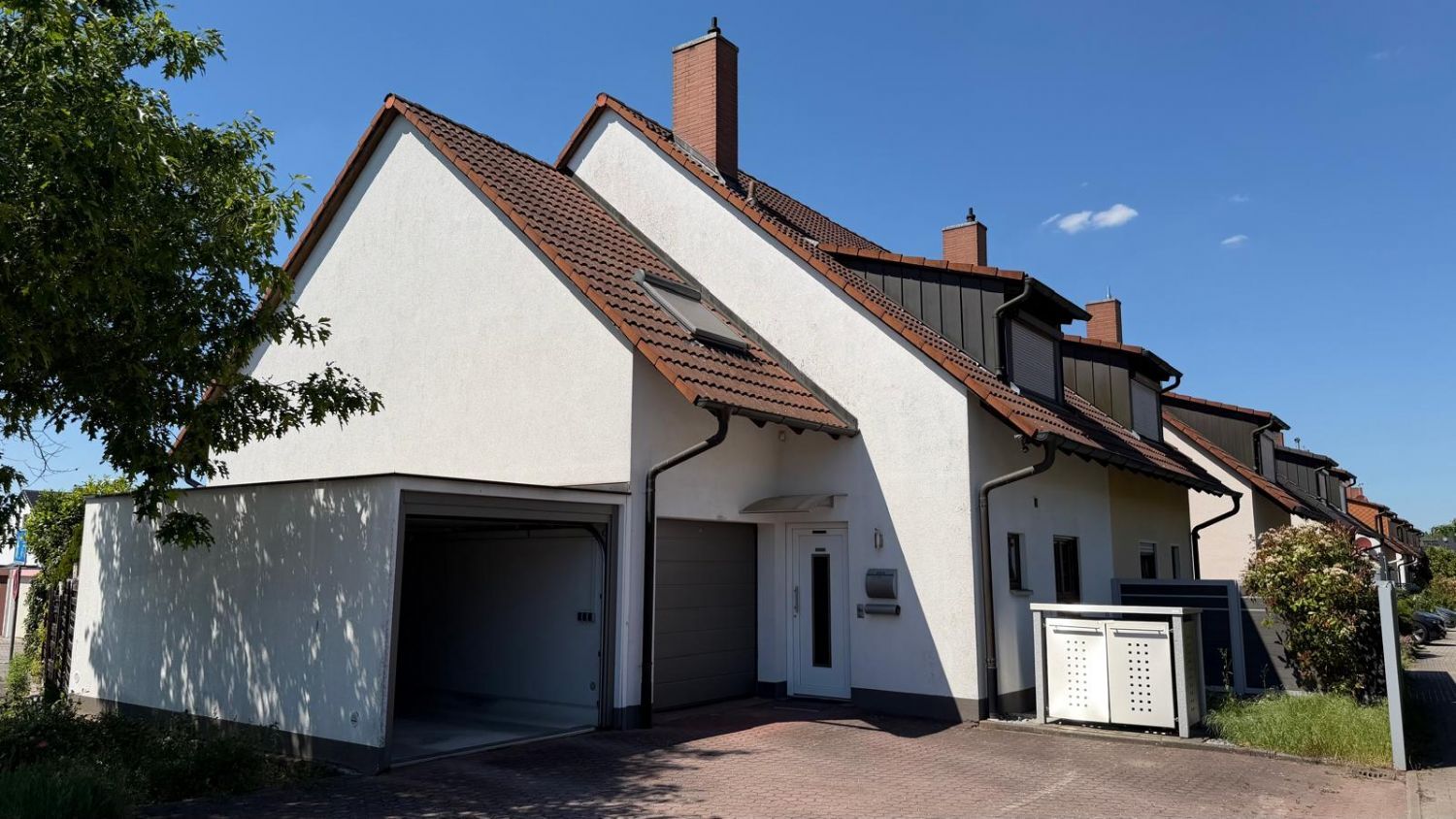 Modernisiertes Reihenendhaus mit Hauscharakter, Garten, 2 Garagen & Top-Anbindung in Feucht