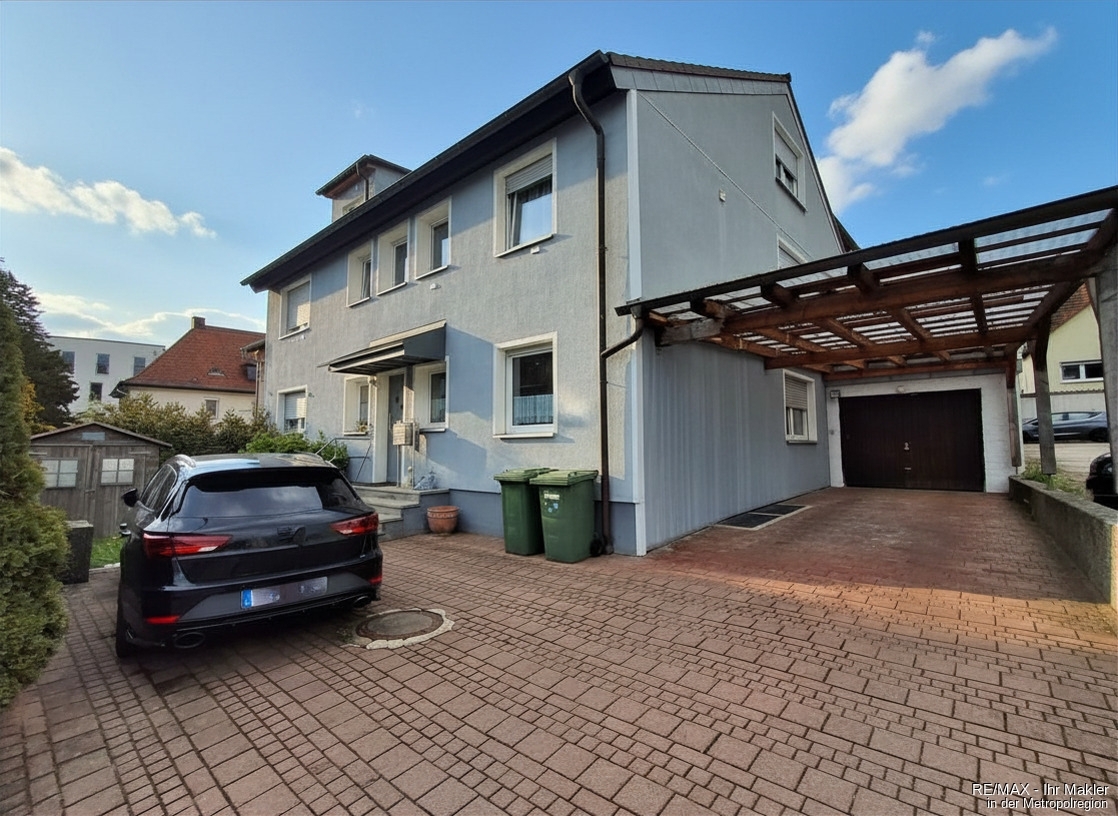 Solides Dreifamilienhaus mit Garage, Carport und Garten – zwei Einheiten bereits vermietet