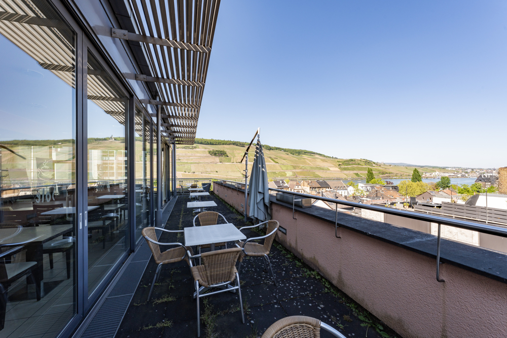 Gastronomiefläche mit Rheinblick über den Dächern von Bingen