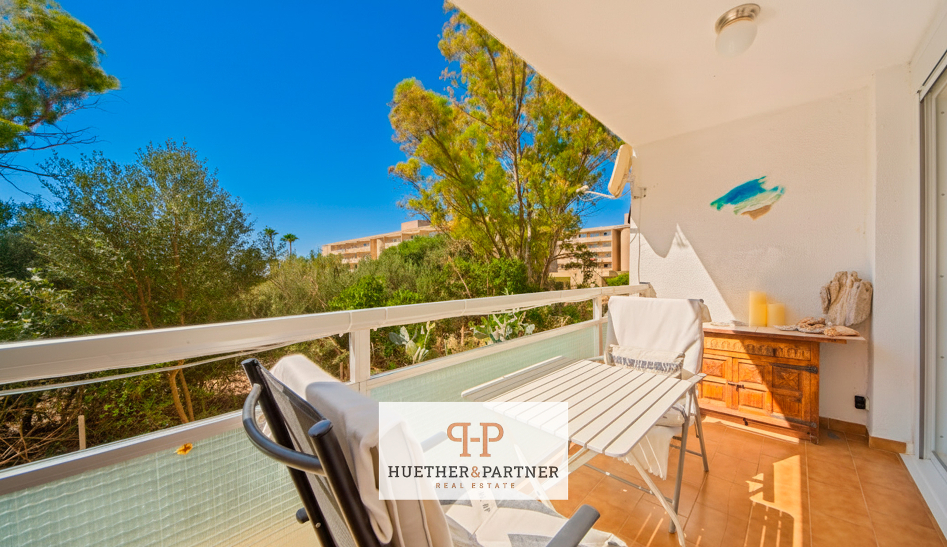 Charmante Hochparterre-Wohnung mit Balkon und Grünblick in Cales de Mallorca