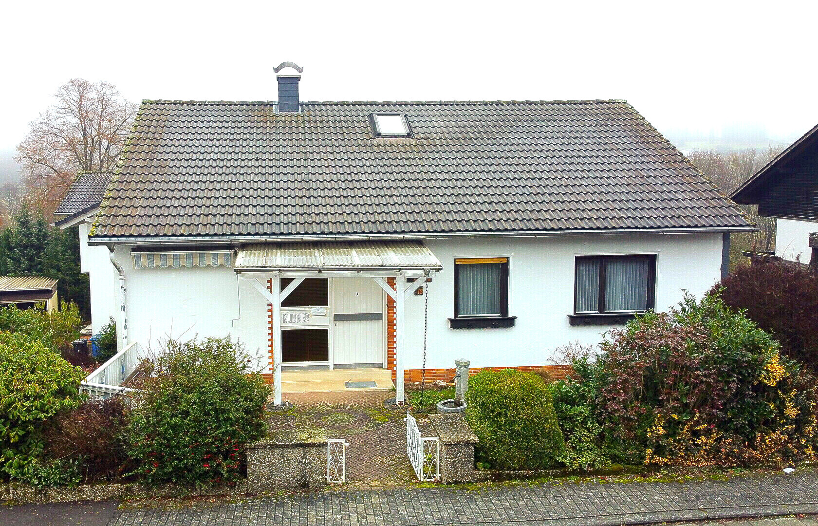 Werden Sie Eigentümer eines großzügigen 8-Zimmer-Hauses mit Kamin, Wintergarten, Balkon und Terrasse