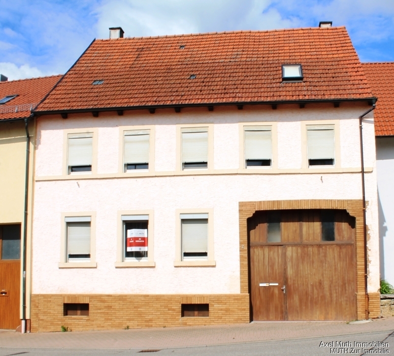 Großes Haus für wenig Geld!
2 Wohnungen, viele Gewerberäume.
Ideal für Partyservice - Lager - Büro