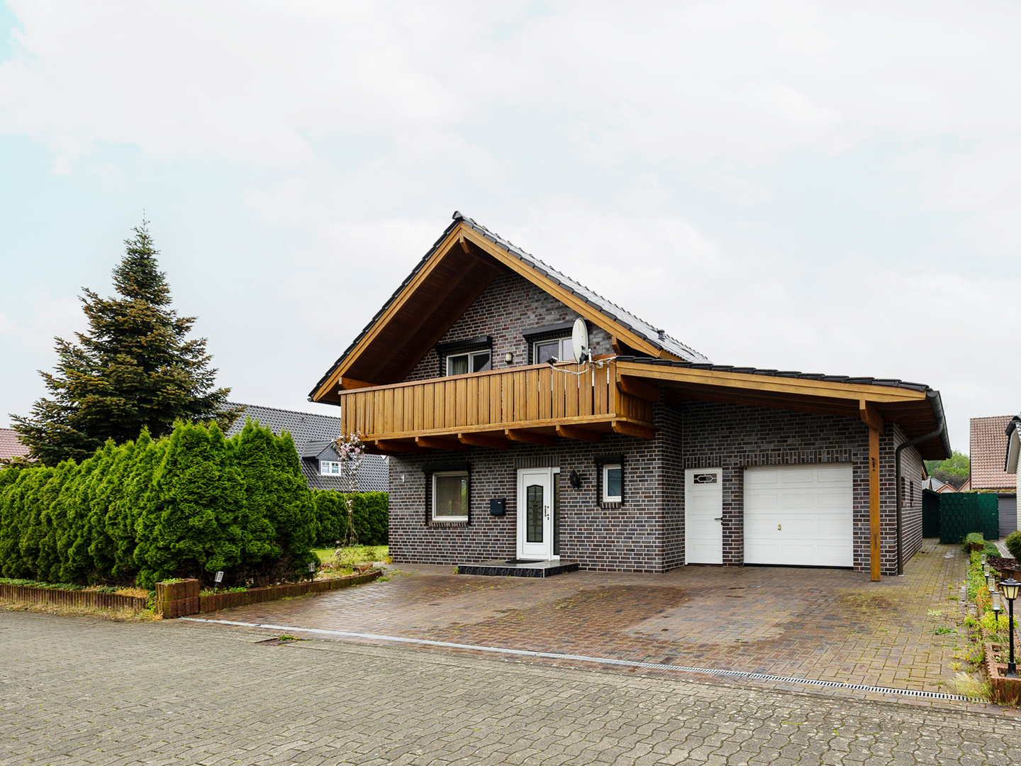 Modernisiertes Einfamilienhaus mit Wintergarten, Sauna & umlaufender Terrasse