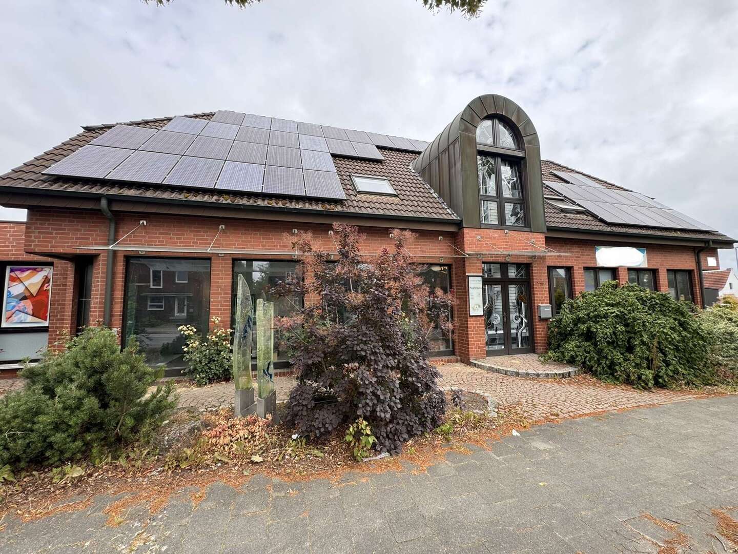 Wohn- und Geschäftshaus mit Produktion, großem Parkplatz und Baugrundstück