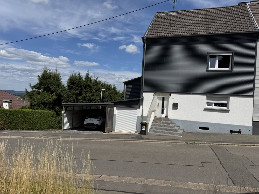 Quierschied-Göttelborn: Familiendomizil mit großer Dachterrasse ca.90 m² und einer ca. 156 m² Wfl.