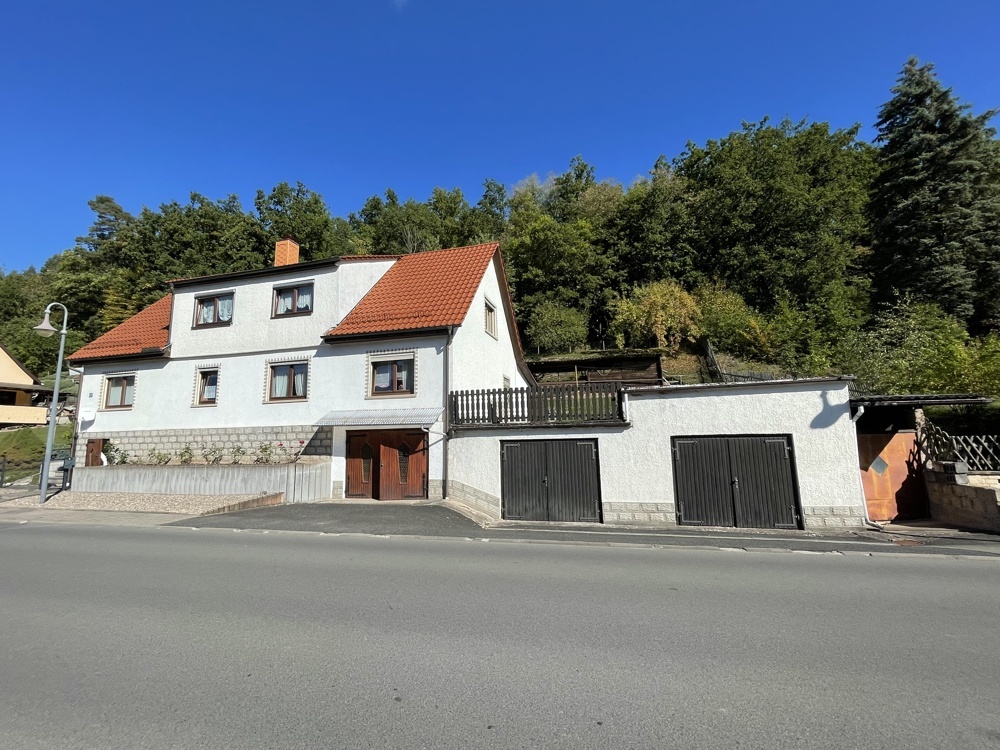 Traumhaft gelegen mit viel Platz!

Idyllisches Anwesen für die ganze Familie mit Garagen und KfZ-Montage-Bereich