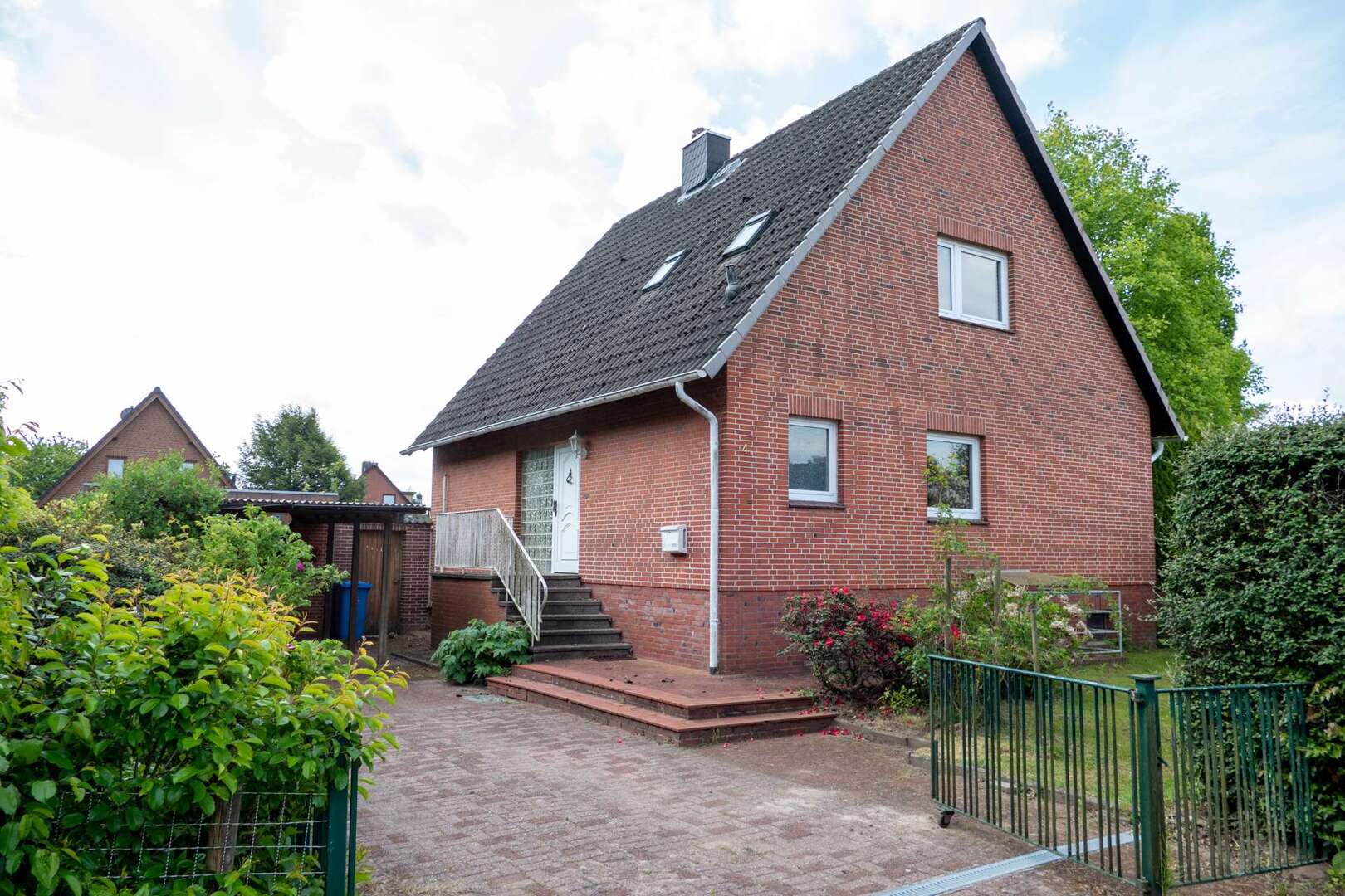 Attraktives Baugrundstück mit sanierungsbedürftigem Haus und Garage
