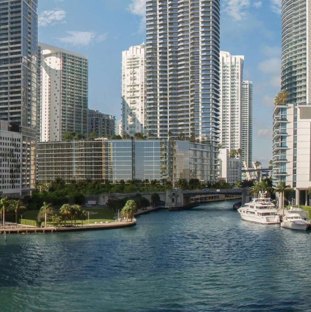 Legendäres Luxuswohnen in Miami: Wo Stadtlichter Auf Waterfront Eleganz Treffen