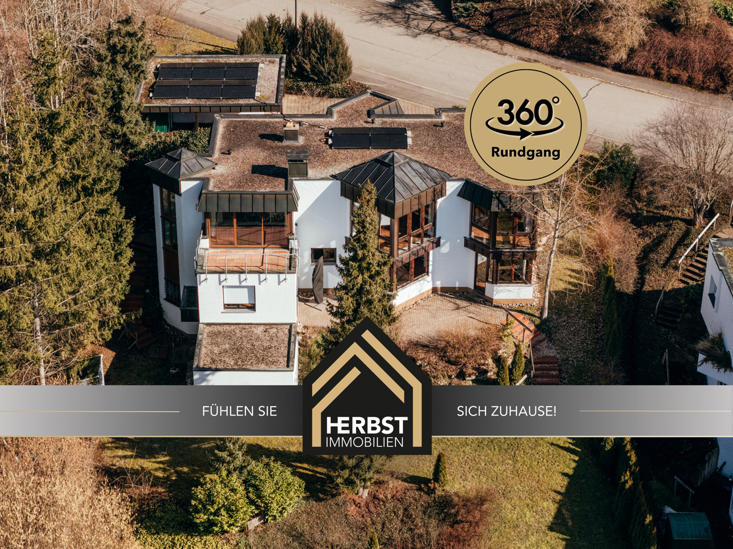 Architektenvilla mit Panoramablick -
Drei Hauszugängen, hoher Privatsphäre und Waldrandlage