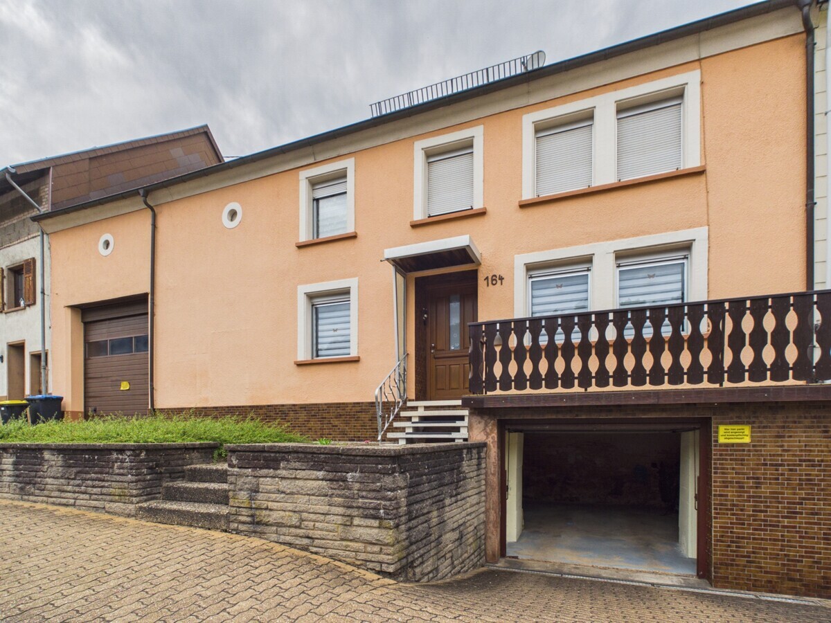 Lauterbach: Charmantes Bauernhaus 137m² auf großem Grundstück mit zwei Garagen und Gartenzufahrt.