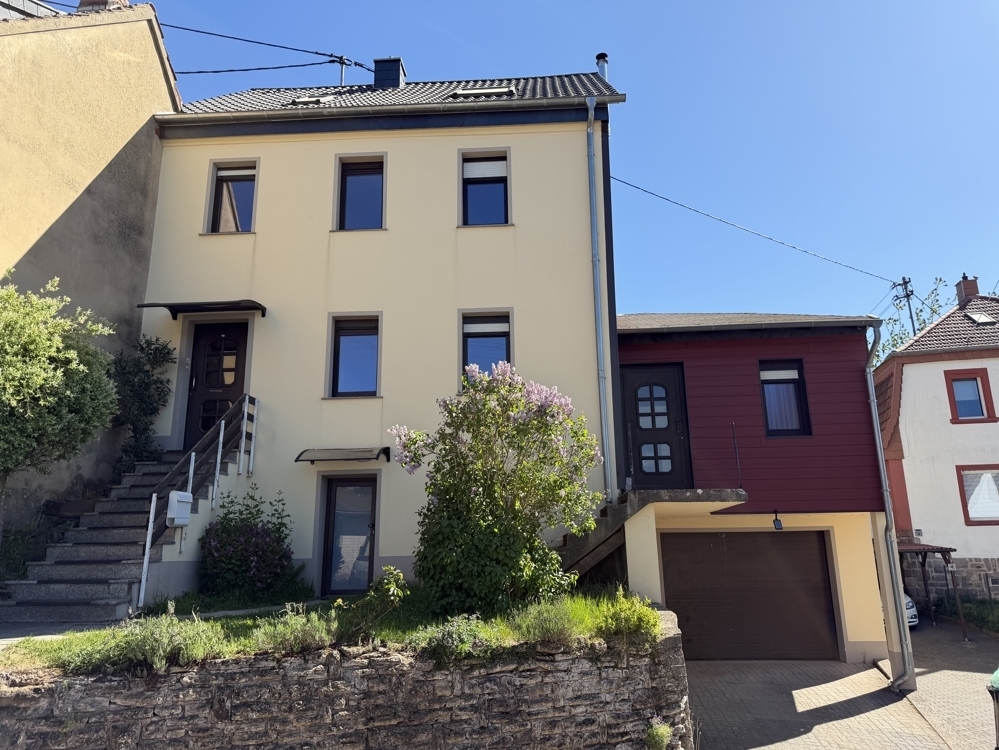 Urexweiler: Charmantes 1-2-Familienhaus mit 169 m²  Wohnfläche, saniert 2022, mit Garten und Garage