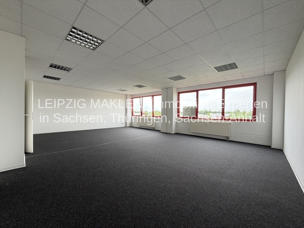 BÜRO + Empfangslounge + Gemeinschaftsküche + WC-Anlage - optional: Lager + PKW-Stellplätze