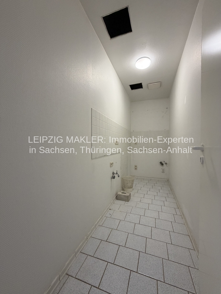 BÜRO + Empfangslounge + Gemeinschaftsküche + WC-Anlage - optional: Lager + PKW-Stellplätze