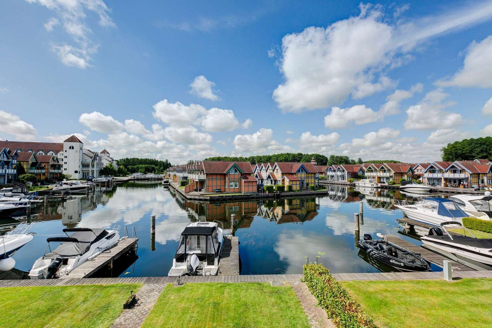 Maritimes Ferienhaus am Wasser mit eigenem Bootsanleger im Hafendorf Rheinsberg