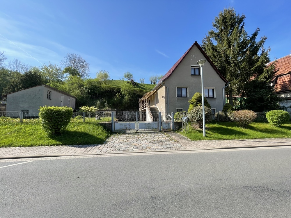 Sofort einziehen und wohlfühlen - und Erfurt ist ganz nah!

Einfamilienhaus mit Hof/ Garten in ruhiger Lage