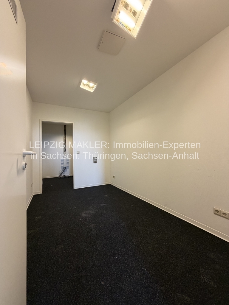 BÜRO + Empfangslounge + Gemeinschaftsküche + WC-Anlage - optional: Lager + PKW-Stellplätze