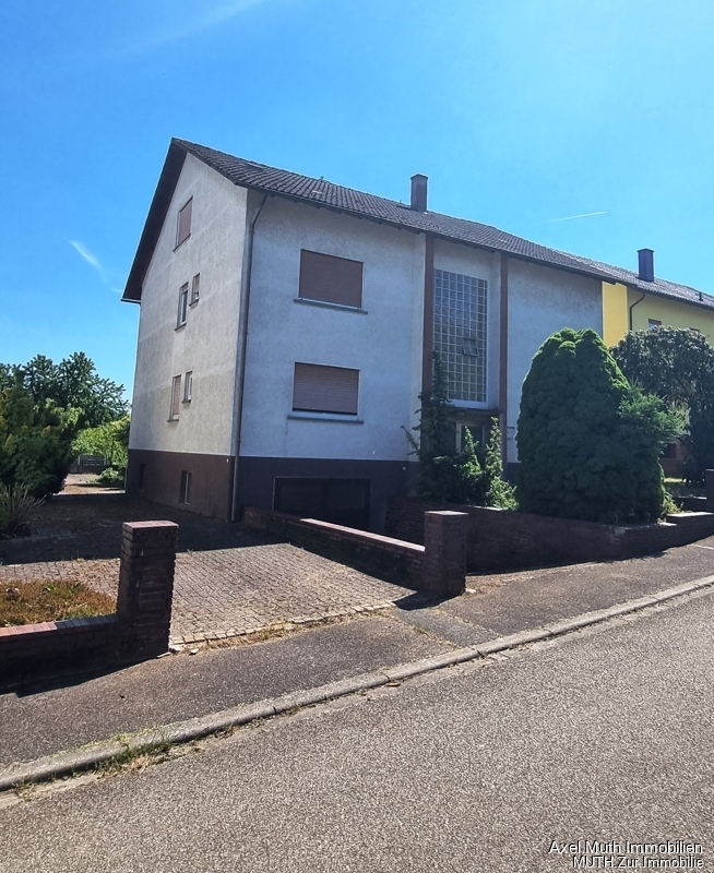 Zwei - Dreifamilienhaus mit sonnigem Garten.
Provisionsfrei!
