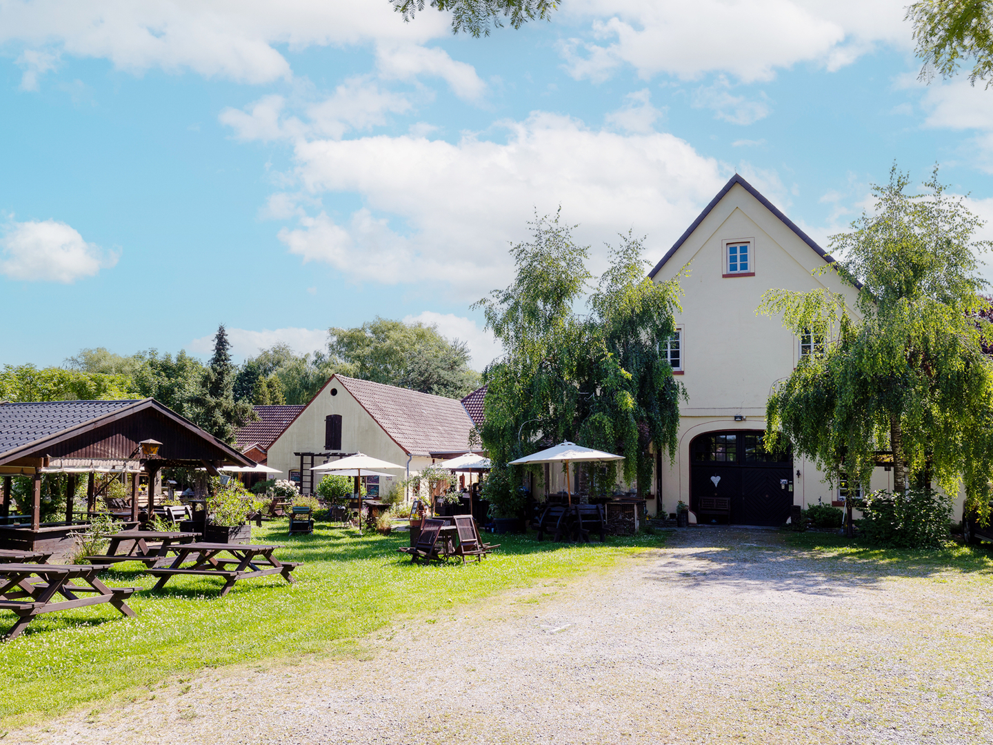 Traditionsreicher Hof Luckmann: Etablierter Park-Biergarten mit gemütlichem Wohnhaus