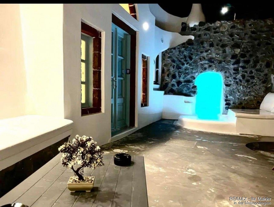 Traditionelles, renoviertes Höhlenhaus auf Santorini