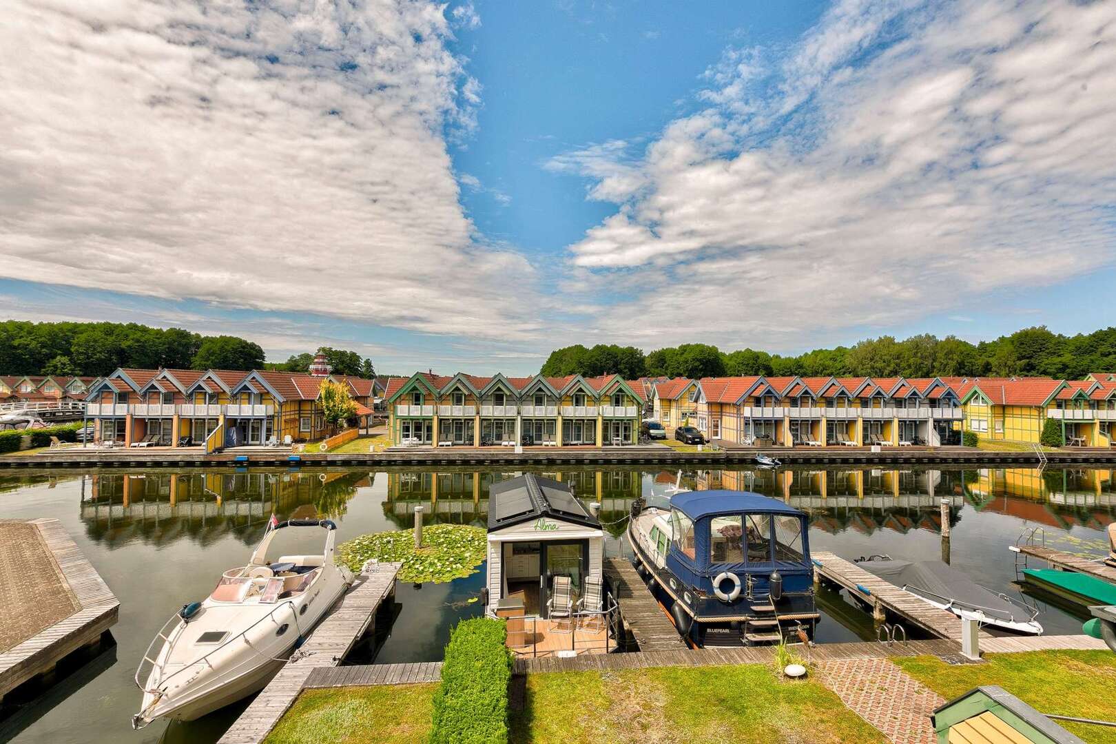 Ferienhaus am Wasser: mit privatem Bootsanleger und zusätzlichem Hausboot